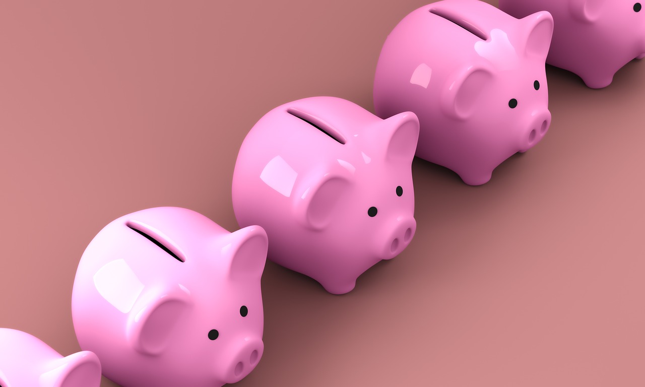 Row of piggy banks | CC via Pixabay
